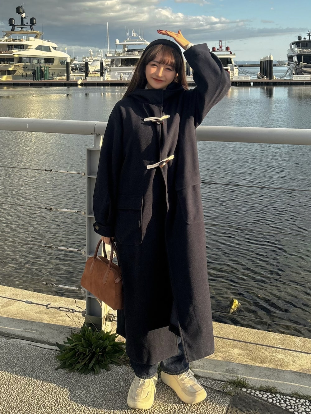 ホワイト系のニット/セーター、ブルー系のデニムパンツ、ブルー系のジャケット/アウターを着用したレディースの冬コーディネートの4枚目の写真