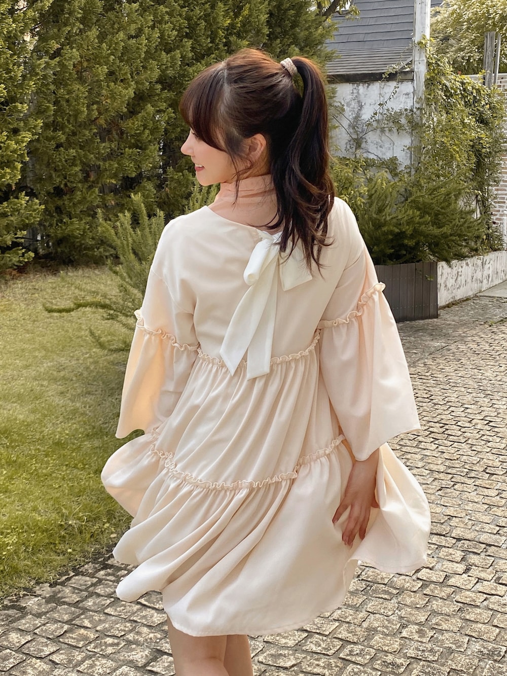 ホワイト系のワンピースを着用したレディースの夏コーディネートの2枚目の写真