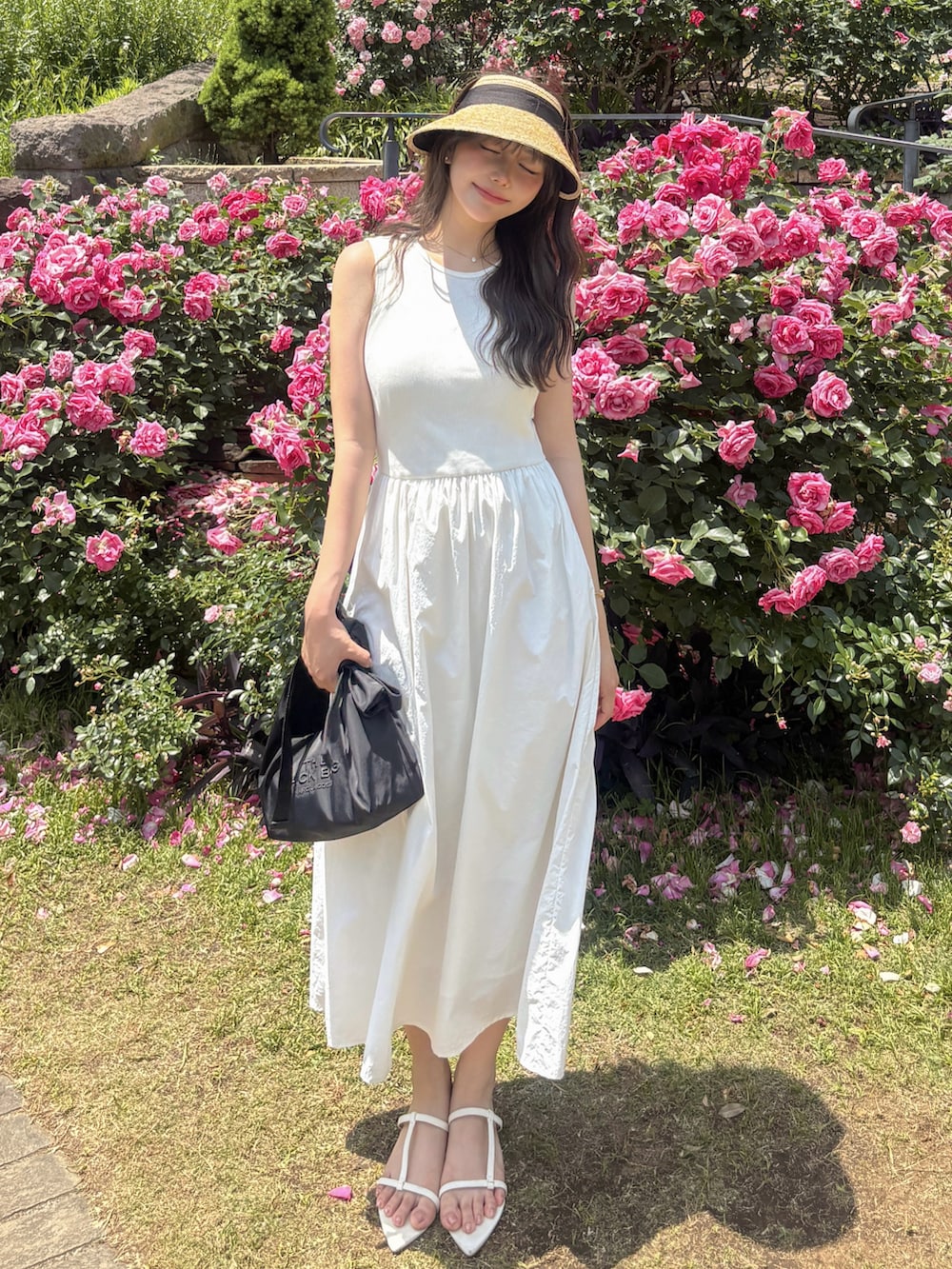 「やっぱり帽子が好き、ワンピース、サンダル、サンバイザー、モノトーン、きれいめカジュアル、キレイめ、サングラス、淡色コーデ、夏コーデ、デートコーデ、プチプラ」｜「EVOLの【軽量・柔らかい】Tストラップミュールサンダル IY5729（サンダル、ホワイト系）」を使った、白濱楓雅 ( ふぅ )🍨さん（骨格ストレート・レディース・158cm）の春コーディネートの2枚目の写真