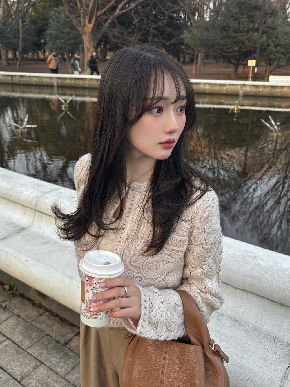 ピンク系のカーディガン/ボレロ、ホワイト系のキャミソール、ベージュ系のその他パンツを着用したレディースの春コーディネートの4枚目の写真