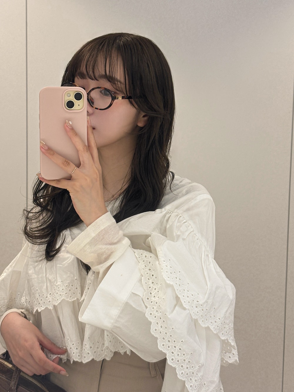 ベージュ系のスカート、ホワイト系のシャツ/ブラウス、ホワイト系のTシャツ/カットソーを着用したレディースの春コーディネートの5枚目の写真