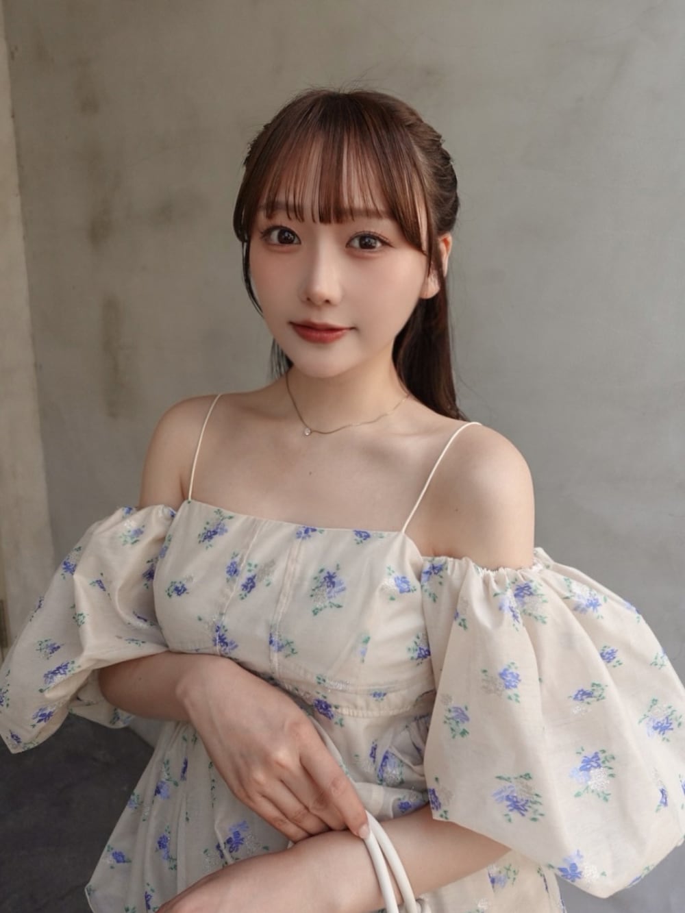 ベージュ系のトートバッグ、その他のシャツ/ブラウス、ブルー系のデニムパンツを着用したレディースの夏コーディネートの4枚目の写真