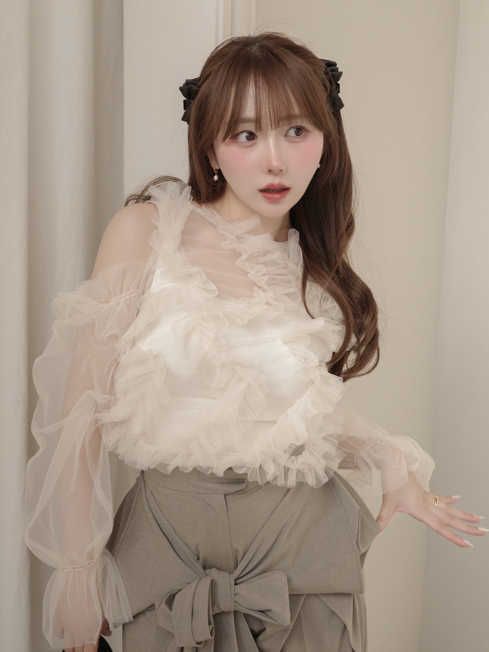 ブラック系のバッグ、ベージュ系のその他パンツ、ホワイト系のトップスを着用したレディースの春コーディネートの2枚目の写真