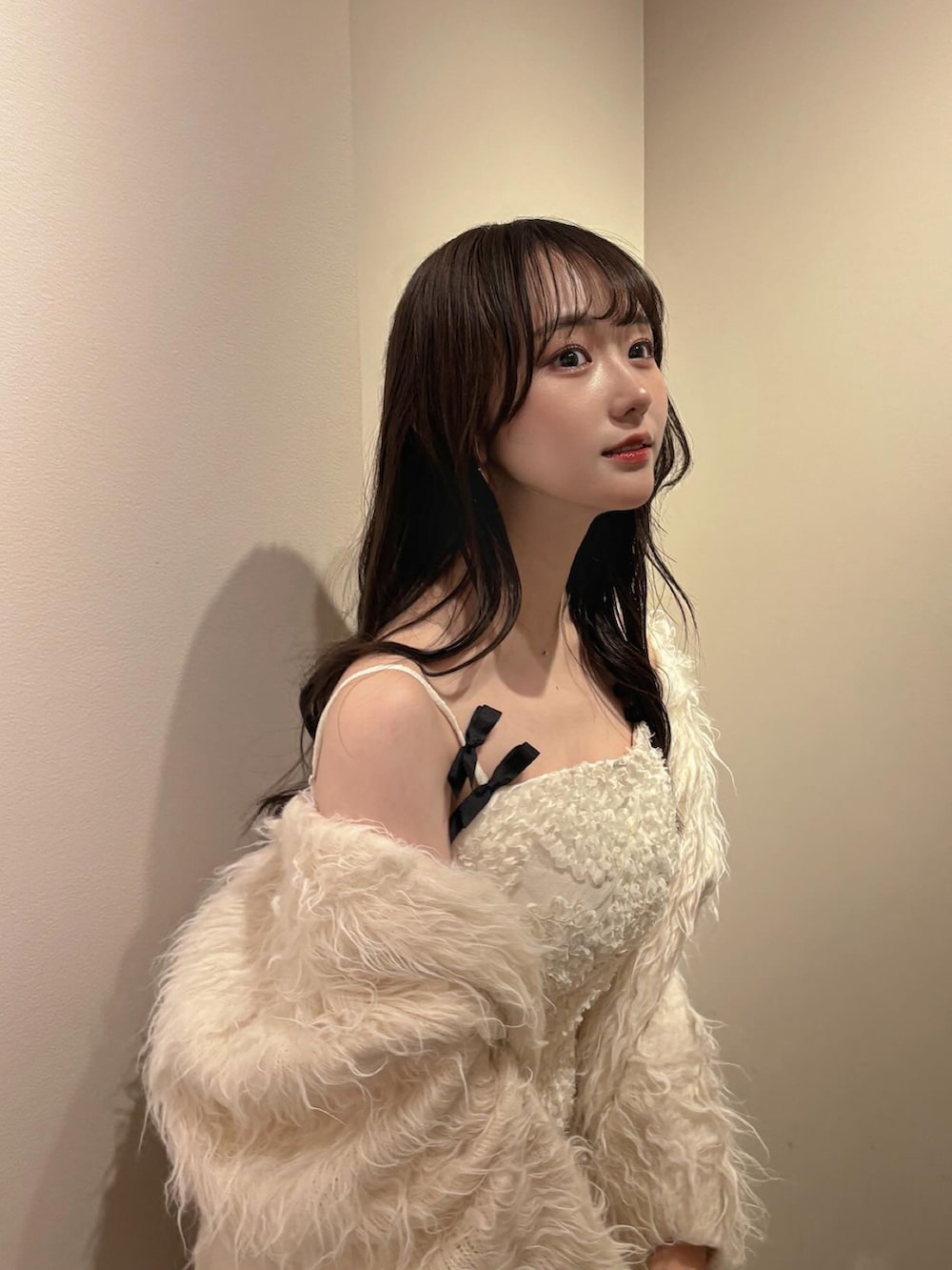 「春、春色、キャミワンピ、キレイめ、サンダル、カーディガン、春コーデ、春アウター、ワンピース、お呼ばれスタイル、ホワイト、デートコーデ、ガーリー、淡色コーデ、休日スタイル」｜「SNIDELのアイテム（ワンピース/ドレス、ホワイト系）」を使った、白濱楓雅 ( ふぅ )🍨さん（骨格ストレート・レディース・158cm）の春コーディネートの2枚目の写真