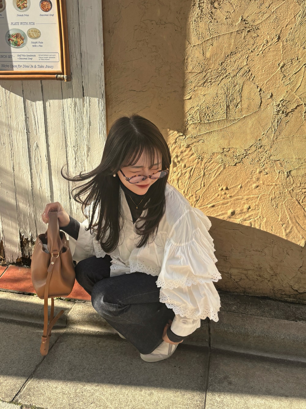 ブルー系のデニムパンツ、ホワイト系のシャツ/ブラウス、グレー系のトップスを着用したレディースの春コーディネートの4枚目の写真