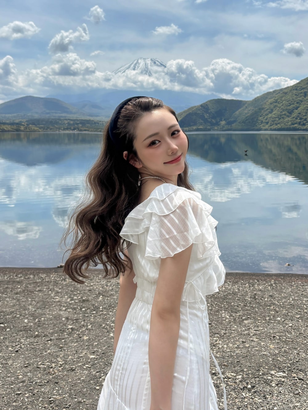 「ワンピース、デートコーデ、きれいめカジュアル、キレイめ、淡色コーデ、夏コーデ、夏、春コーデ、骨格ストレート、サンダル、かごバッグ」｜「dazzlinのバリエフルイドワンピース（ワンピース、ホワイト系）」を使った、白濱楓雅 ( ふぅ )🍨さん（骨格ストレート・レディース・158cm）の春コーディネートの3枚目の写真