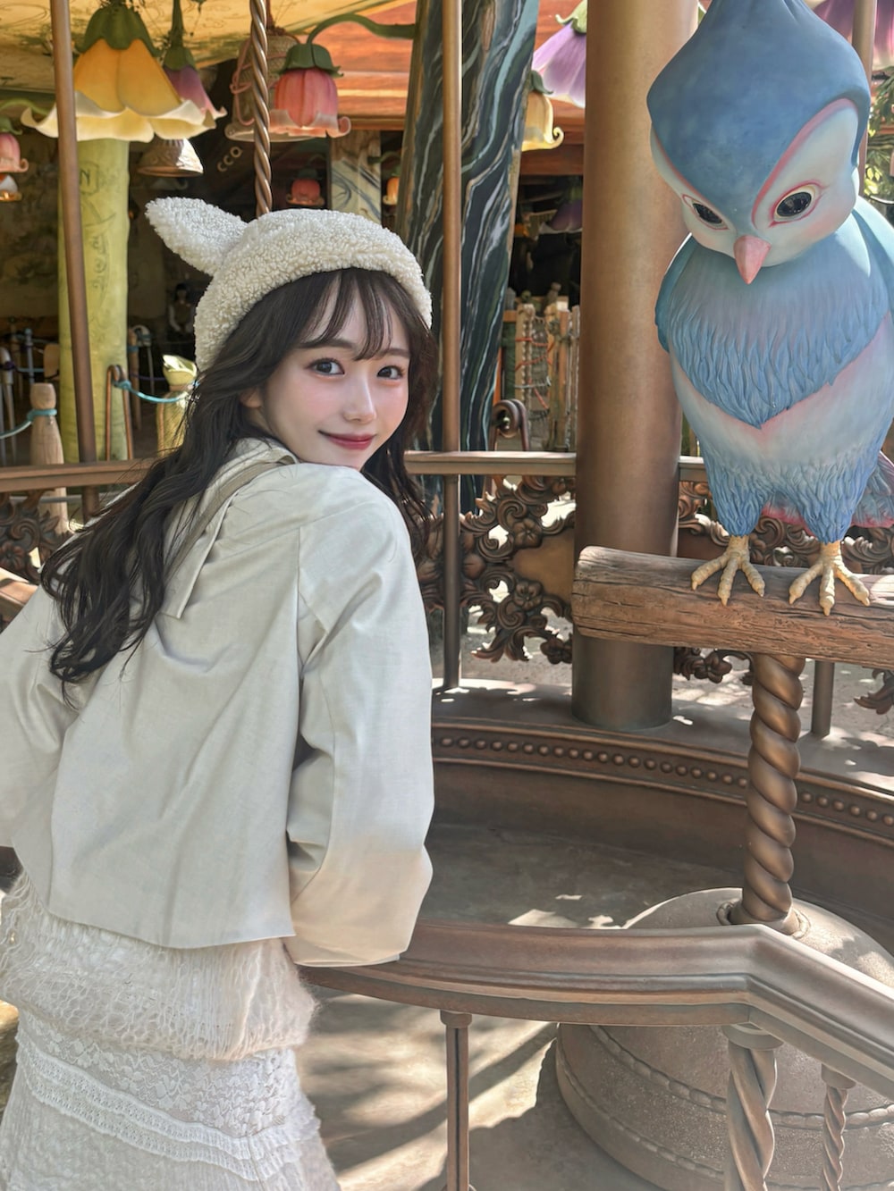 ホワイト系のワンピース、ホワイト系のテーラードジャケット、ベージュ系のバッグを着用したレディースの春コーディネートの2枚目の写真