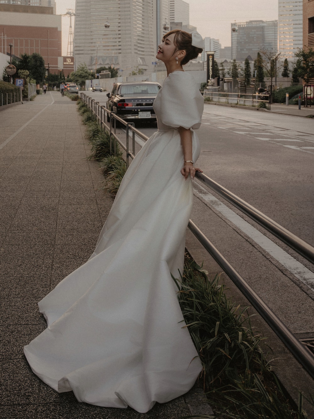 ホワイト系のスカート、ホワイト系のドレス、ホワイト系のパンプスを着用したレディースの秋コーディネートの2枚目の写真