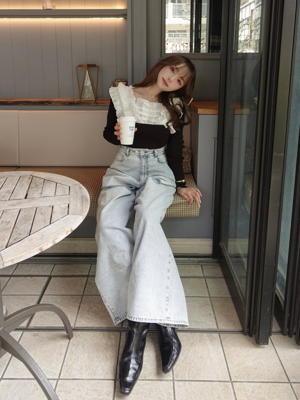 「春めき満開コーデ、ショルダーバッグ、カジュアルスタイル、きれいめカジュアル、モノトーン、デニム、ブーツ、春コーデ、フリル、デートコーデ、カジュアルコーデ、骨格ストレート」｜「SNIDELのプリーツドッキングプルオーバー（ニット/セーター、その他）」を使った、白濱楓雅 ( ふぅ )🍨さん（骨格ストレート・レディース・158cm）の春コーディネートの3枚目の写真