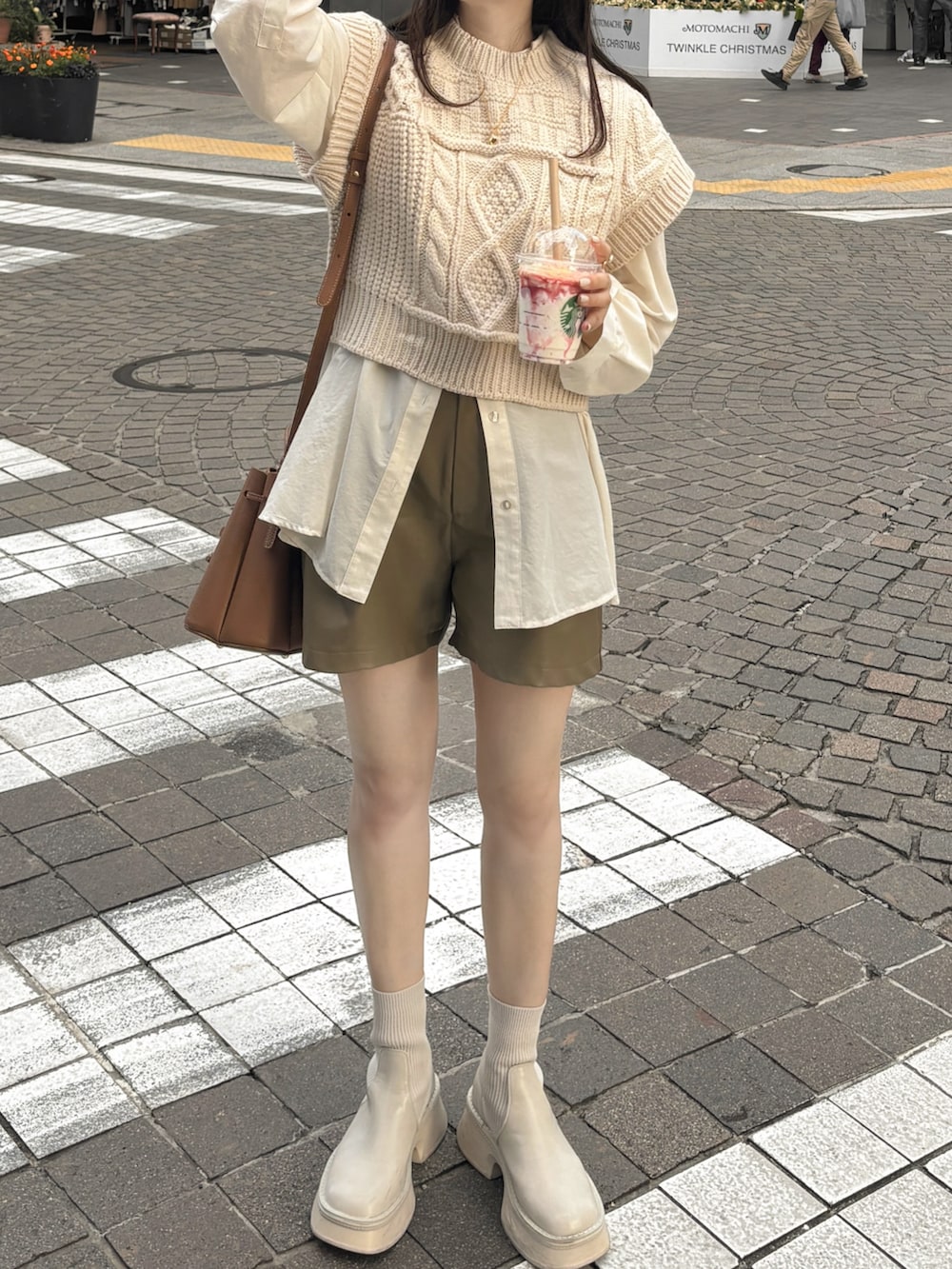 「ファッションを楽しもう、オトナカジュアル、シンプル、大人かわいい、キレイめ、シンプルコーデ、ブーツ、ショートパンツ、ベレー帽、ベスト、シャツスタイル、ショルダーバッグ、淡色コーデ、アイボリー、レイヤードスタイル」|「Ungridのバックレースアップケーブルニットベスト(ニット/セーター、ホワイト系)」を使った、白濱楓雅 ( ふぅ )🍨さん(骨格ストレート・レディース・158cm)の秋コーディネートの2枚目の写真