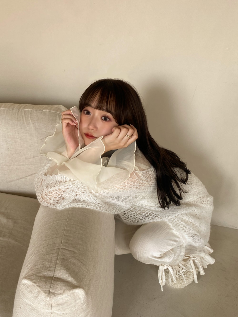 ホワイト系のニット/セーター、ホワイト系のシャツ/ブラウス、ホワイト系のその他パンツを着用したレディースの夏コーディネートの3枚目の写真