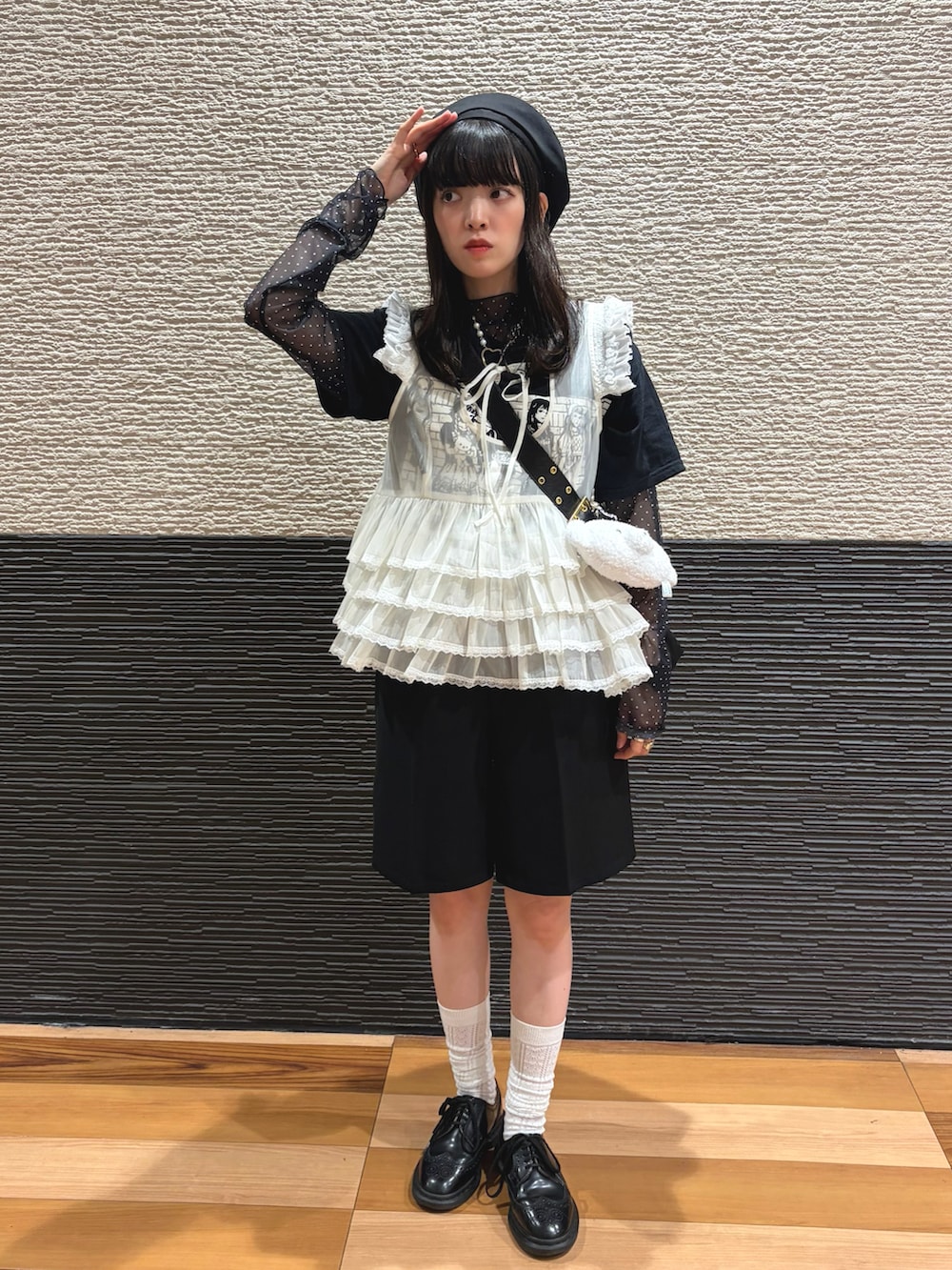 ブラック系のTシャツ/カットソー、ホワイト系のシャツ/ブラウス、ブラック系のショルダーバッグを着用したレディースの秋コーディネートの2枚目の写真