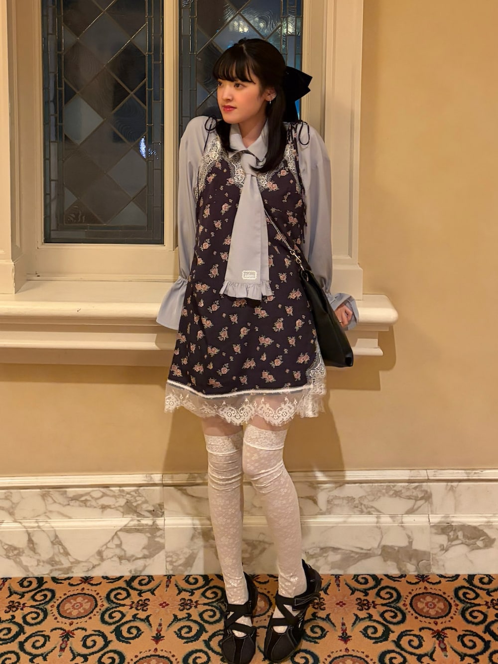 ブルー系のシャツ/ブラウス、ブラック系のワンピース、ブラック系のスニーカーを着用したレディースの春コーディネートの2枚目の写真