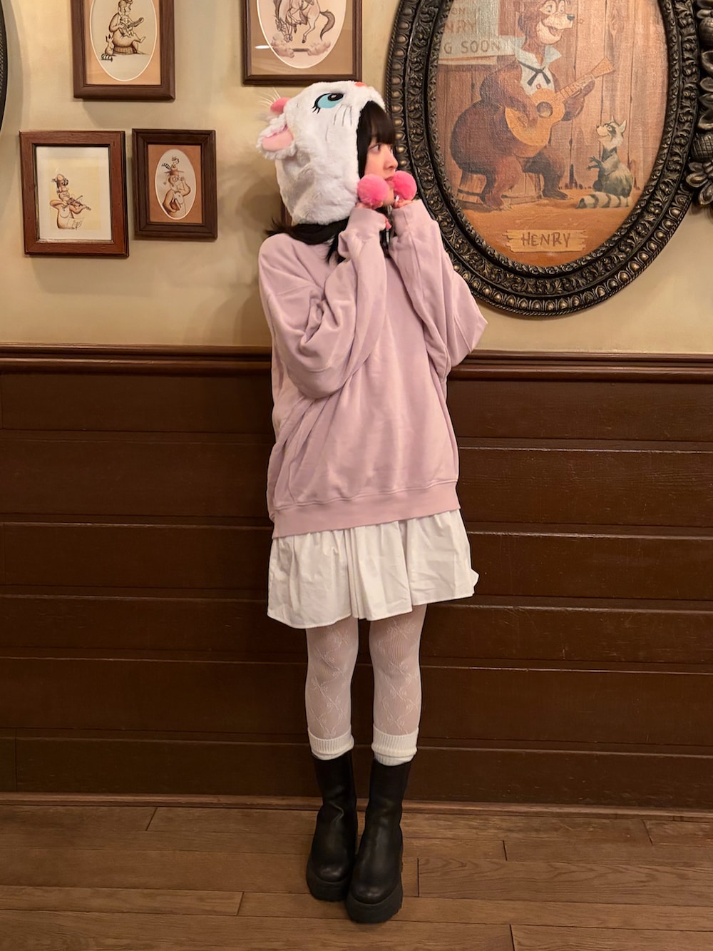 パープル系のスウェット、ブラック系のブーツ、ホワイト系のワンピースを着用したレディースの冬コーディネートの2枚目の写真