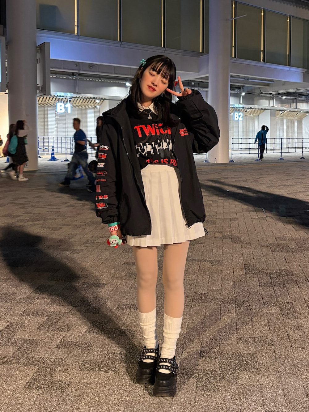 ブラック系のTシャツ/カットソー、ブラック系のスニーカーを着用したレディースの春コーディネートの2枚目の写真