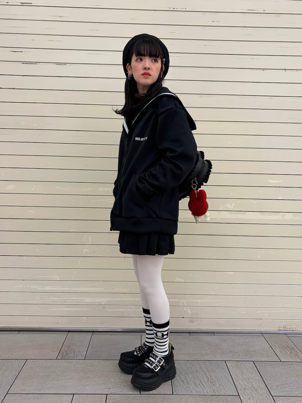 ホワイト系のTシャツ/カットソー、ブラック系のトップス、ブラック系のスカートを着用したレディースの春コーディネートの2枚目の写真