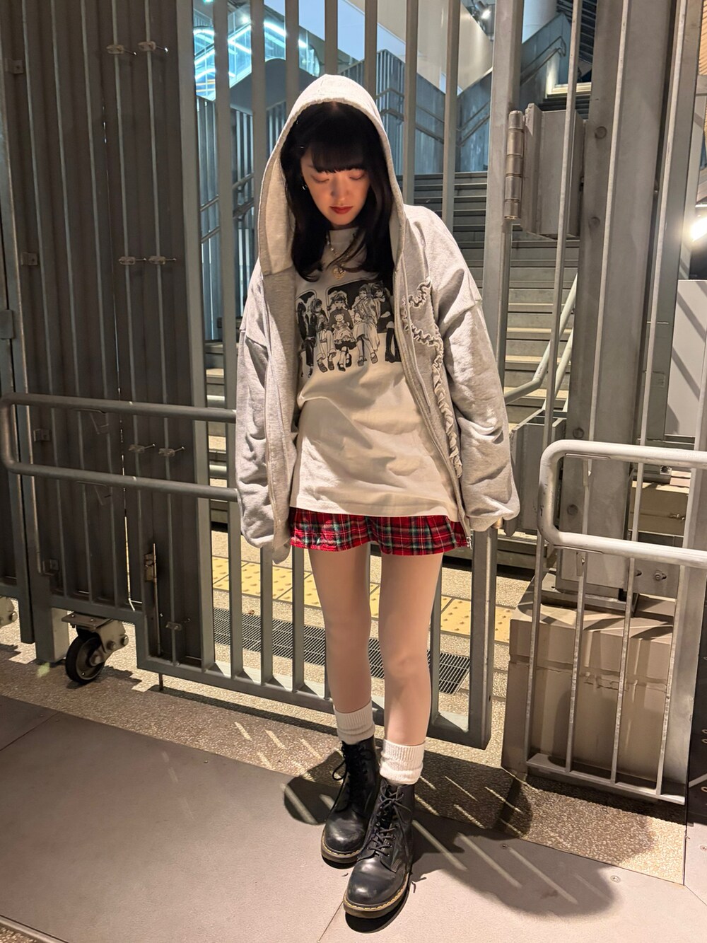 その他のTシャツ/カットソー、レッド系のスカート、ブラック系のブーツを着用したレディースの春コーディネートの2枚目の写真