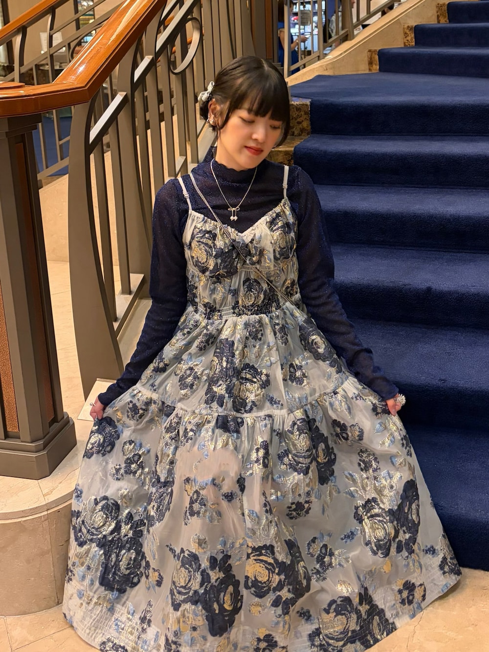 ブルー系のワンピース/ドレス、シルバー系のシューズ、ブルー系のTシャツ/カットソーを着用したレディースの秋コーディネートの2枚目の写真