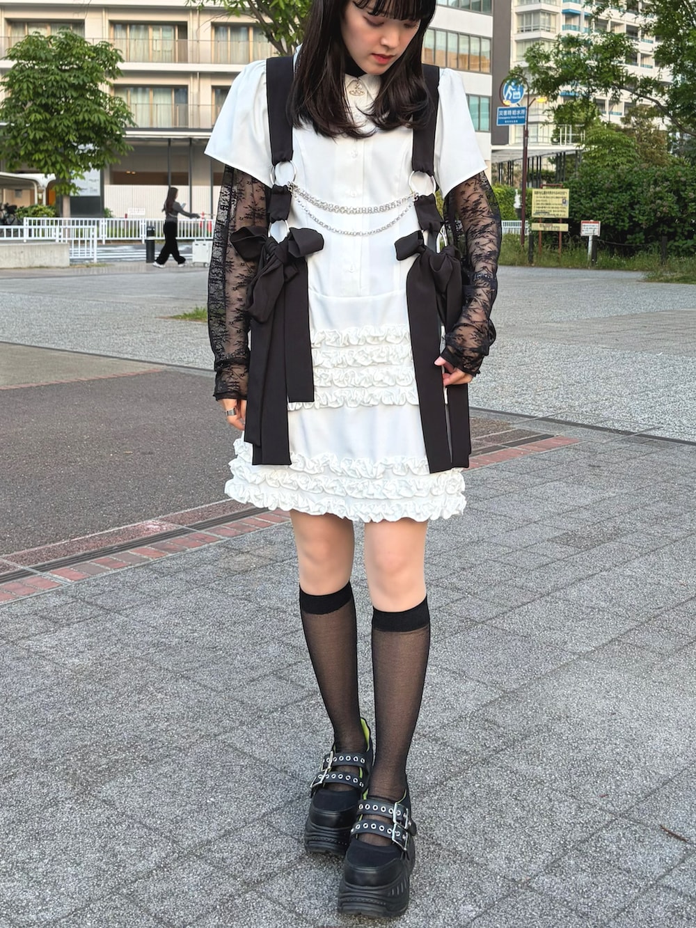 ブラック系のスニーカー、ブラック系のTシャツ/カットソー、ホワイト系のワンピースを着用したレディースの秋コーディネートの2枚目の写真