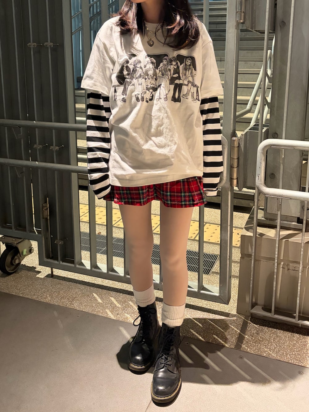 その他のTシャツ/カットソー、レッド系のスカート、ブラック系のブーツを着用したレディースの春コーディネートの3枚目の写真