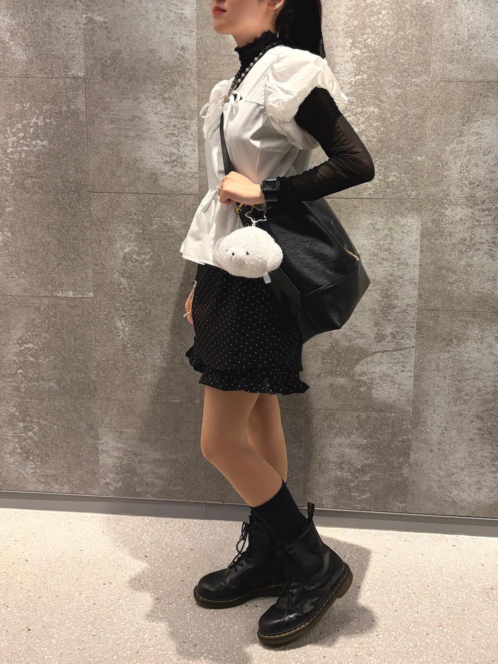 ホワイト系のシャツ/ブラウス、ブラック系のショルダーバッグ、ブラック系のその他パンツを着用したレディースの秋コーディネートの3枚目の写真