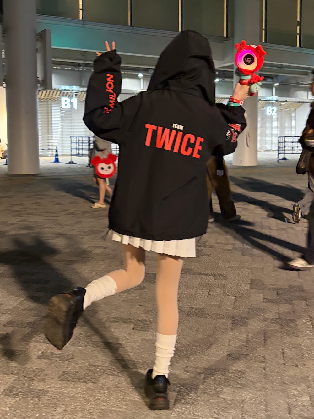 ブラック系のTシャツ/カットソー、ブラック系のスニーカーを着用したレディースの春コーディネートの3枚目の写真