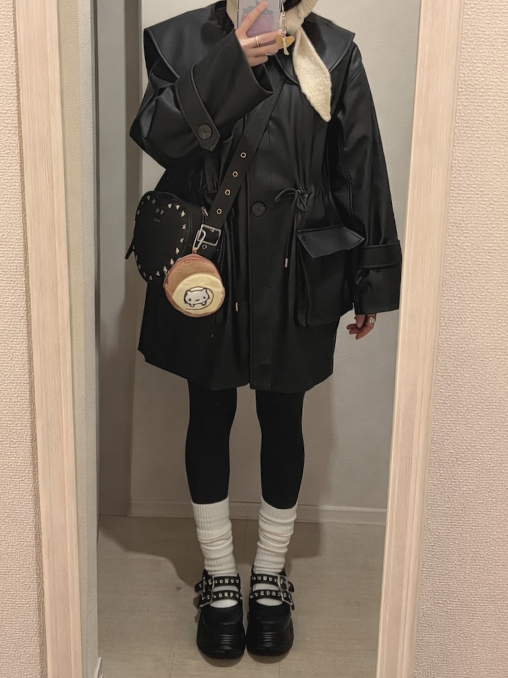 ブラック系のワンピース/ドレス、ブラック系のショルダーバッグ、ブラック系のスニーカーを着用したレディースの春コーディネートの2枚目の写真