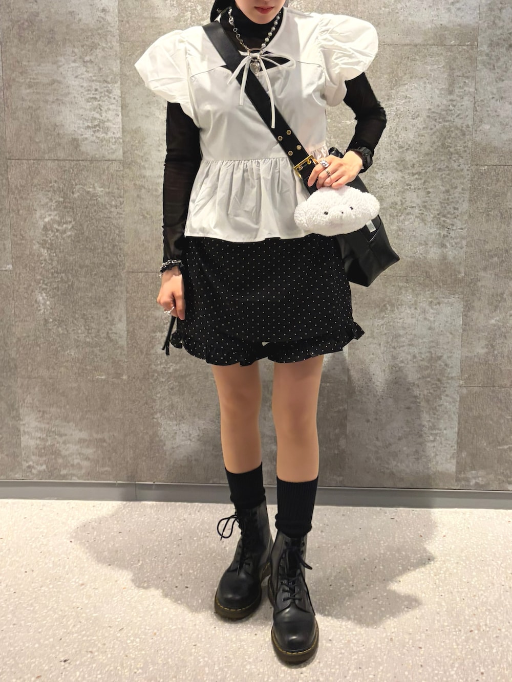 ホワイト系のシャツ/ブラウス、ブラック系のショルダーバッグ、ブラック系のその他パンツを着用したレディースの秋コーディネートの2枚目の写真