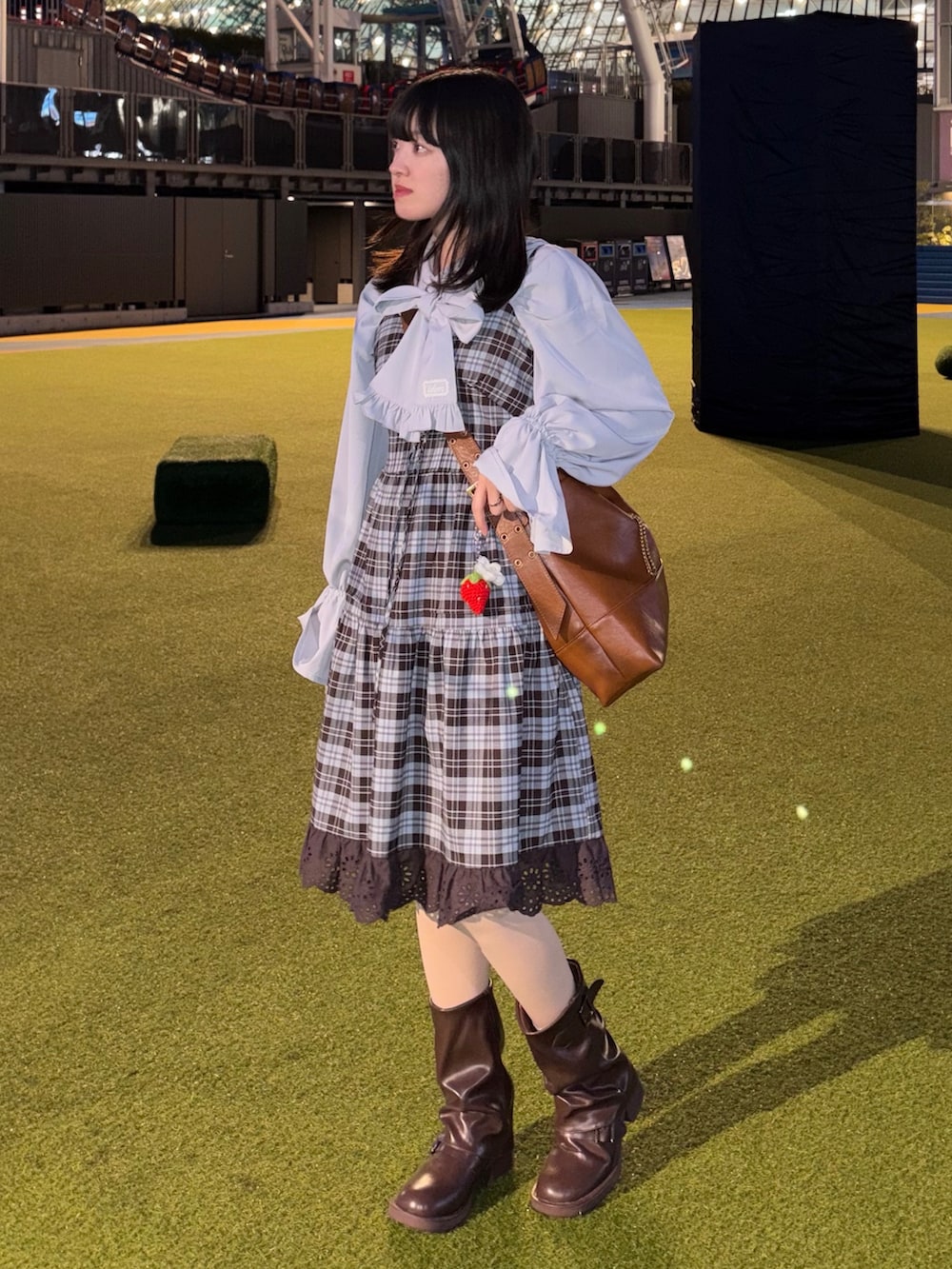 ブルー系のワンピース/ドレス、ブルー系のシャツ/ブラウス、ブラウン系のショルダーバッグを着用したレディースの冬コーディネートの2枚目の写真