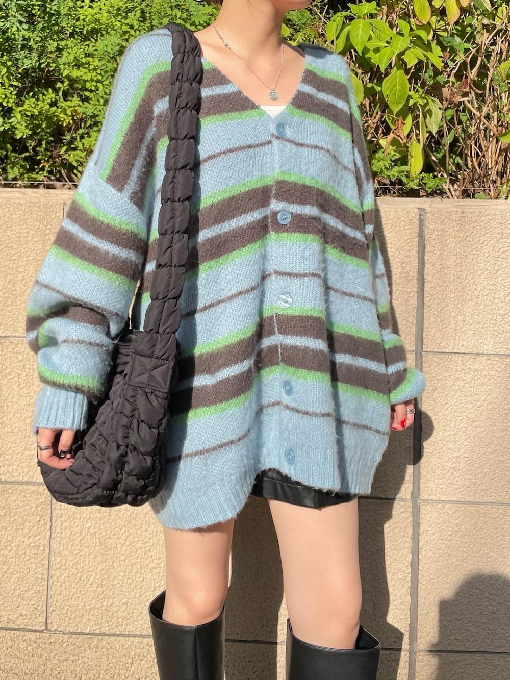 その他のカーディガン/ボレロ、ブラック系のショルダーバッグ、ブラック系のその他パンツを着用したレディースの秋コーディネートの3枚目の写真