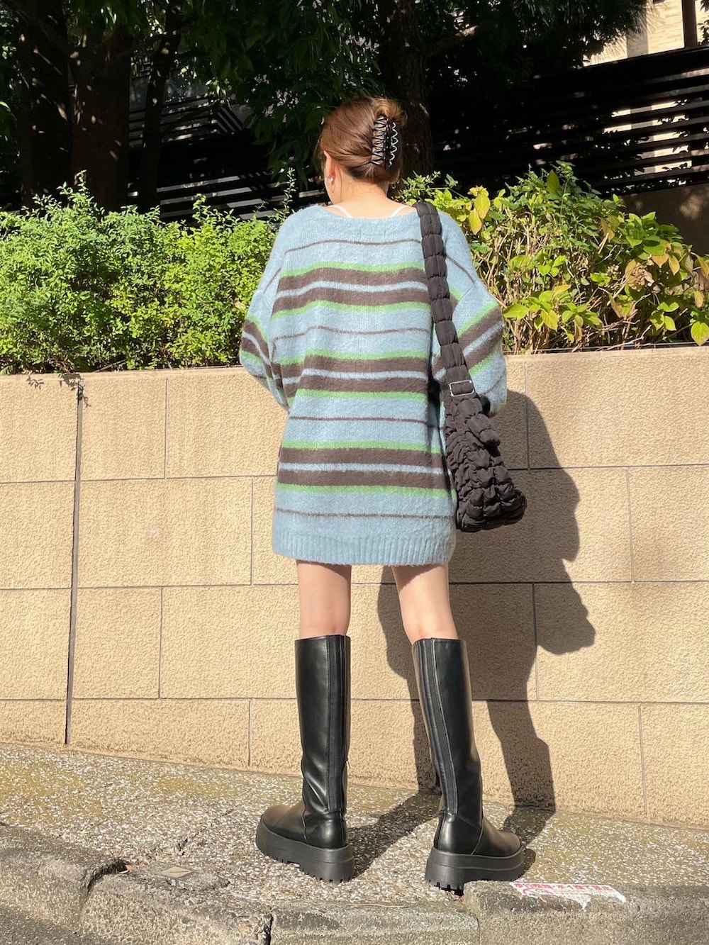 その他のカーディガン/ボレロ、ブラック系のショルダーバッグ、ブラック系のその他パンツを着用したレディースの秋コーディネートの2枚目の写真