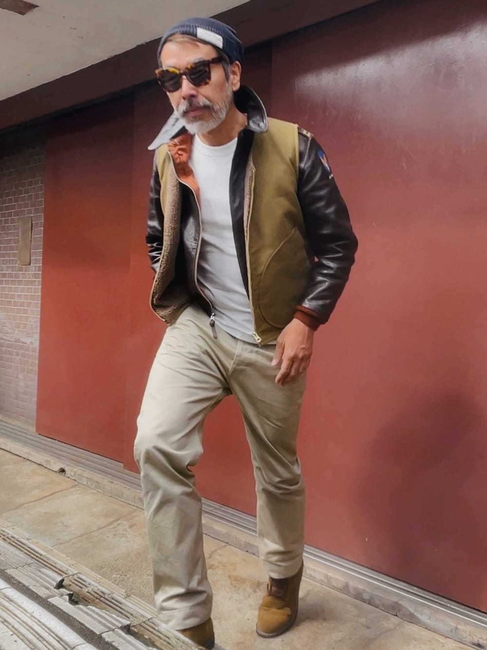 「ミリタリー、チノパン、a2 flight jacket」｜「THE REAL McCOY'Sのアイテム（ミリタリージャケット、ブラウン系）」を使った、YosaKuginoさん（メンズ・176cm）の春コーディネートの2枚目の写真
