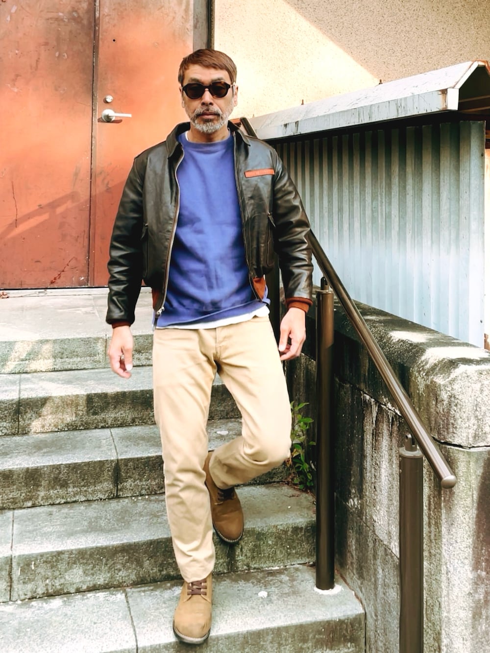 「ミリタリー、a2 flight jacket、スエット」｜「THE REAL McCOY'Sのアイテム（ミリタリージャケット、ブラウン系）」を使った、YosaKuginoさん（メンズ・176cm）の春コーディネートの2枚目の写真