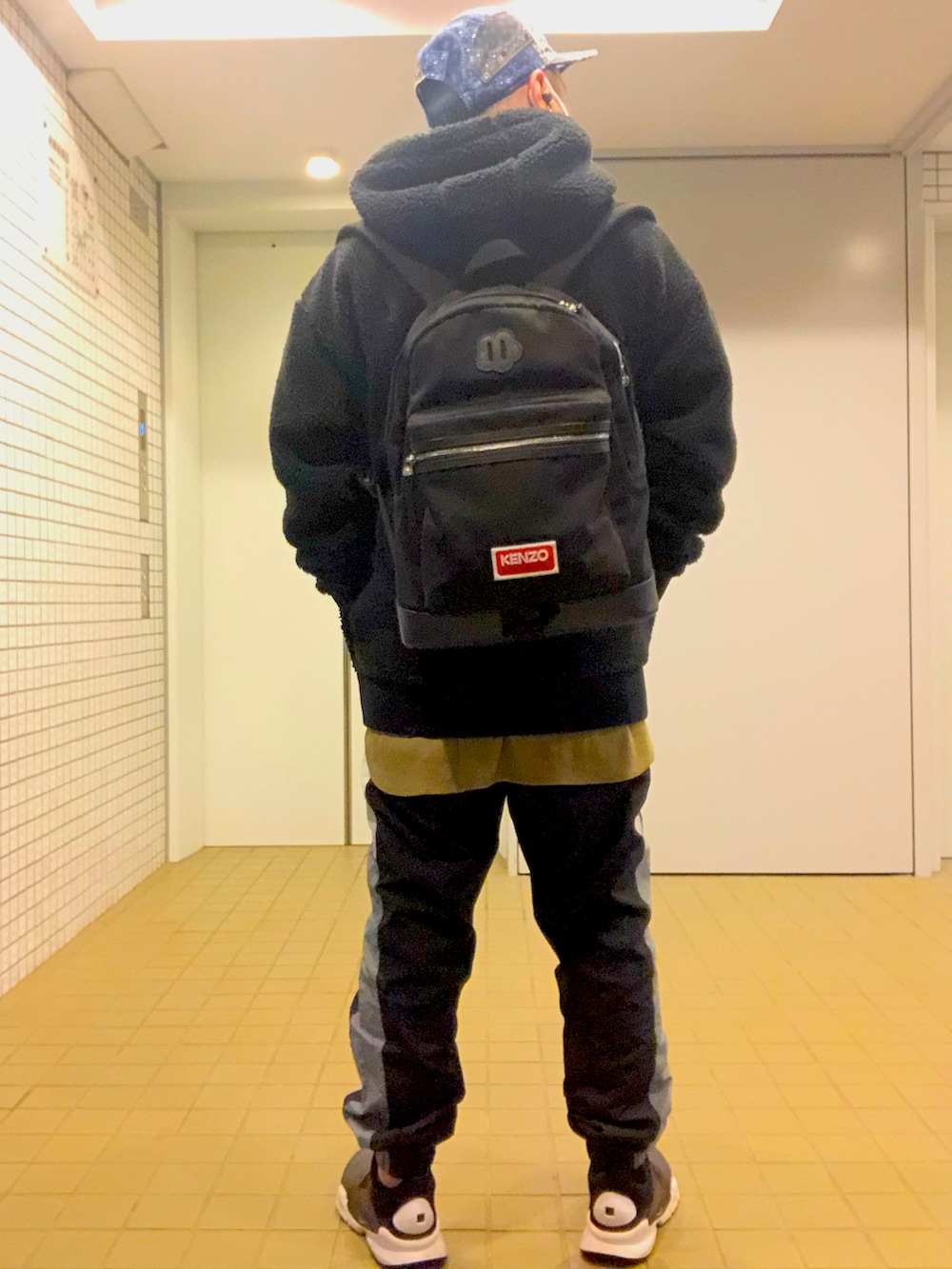 ブラック系のパーカー、ブラック系のスウェットパンツ、ブラック系のスリッポンを着用したメンズの冬コーディネートの4枚目の写真