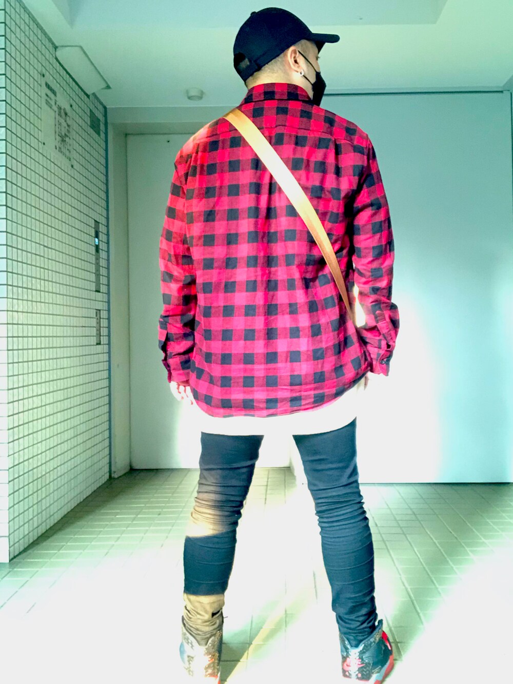 レッド系のシャツ/ブラウス、ブラウン系のショルダーバッグ、ブラック系のパンツを着用したメンズの春コーディネートの4枚目の写真