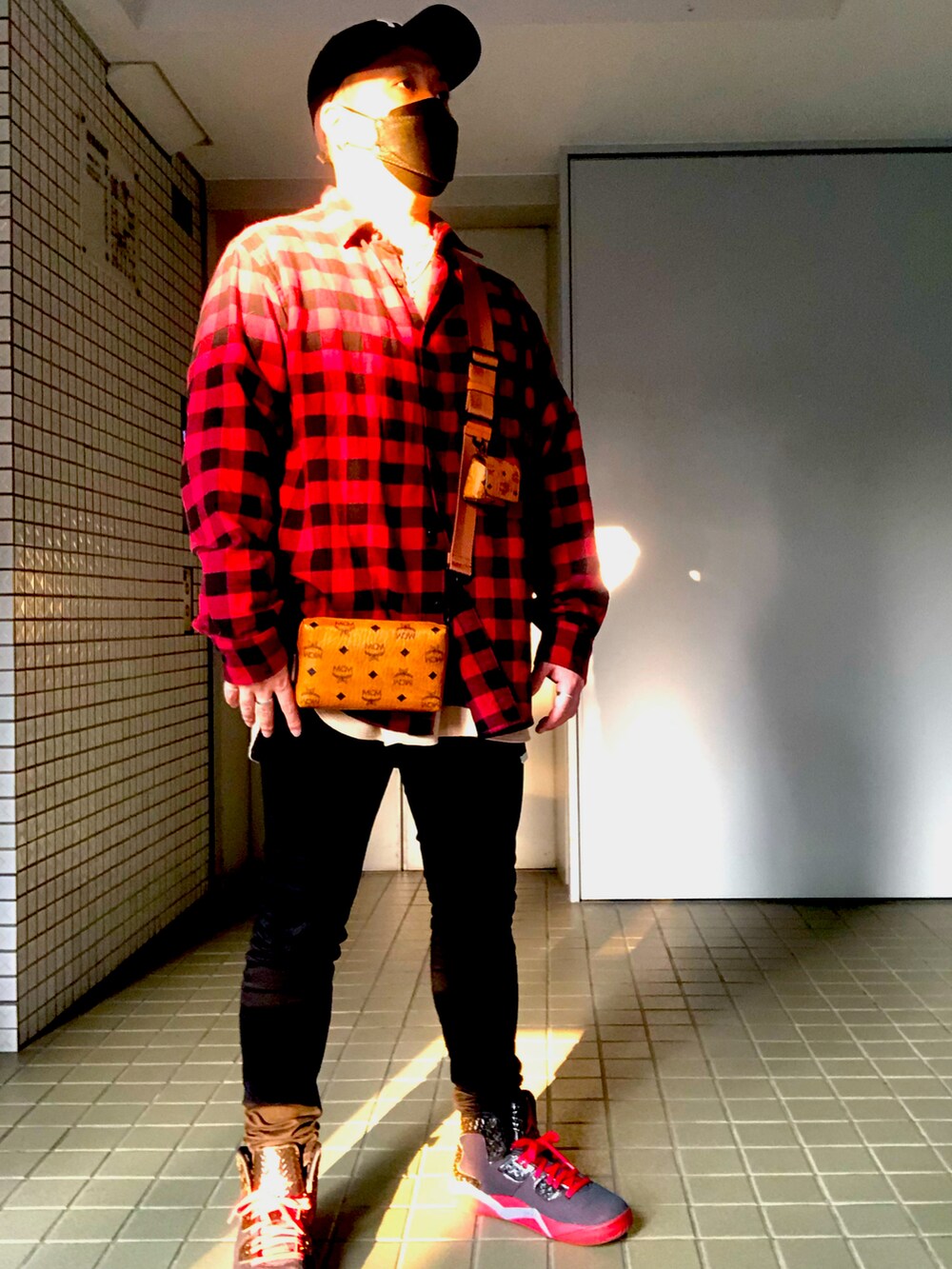 レッド系のシャツ/ブラウス、ブラウン系のショルダーバッグ、ブラック系のパンツを着用したメンズの春コーディネートの2枚目の写真