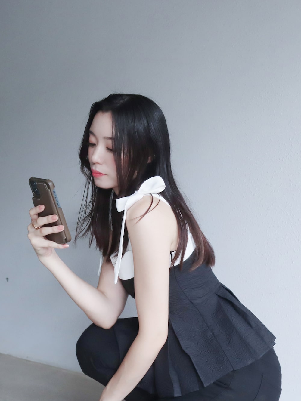 「きれいめカジュアル、おしゃれさんと繋がりたい、大人かわいい、韓国ブランド、ブラックデニム、モノトーンコーデ、白黒、韓国ファッション、パールネックレス、スキニーデニム」｜「yilonのアイテム（シャツ/ブラウス、ブラック系）」を使った、つるさん（レディース・160cm）の秋コーディネートの3枚目の写真