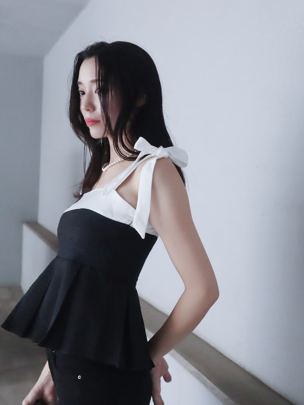 「きれいめカジュアル、おしゃれさんと繋がりたい、大人かわいい、韓国ブランド、ブラックデニム、モノトーンコーデ、白黒、韓国ファッション、パールネックレス、スキニーデニム」｜「yilonのアイテム（シャツ/ブラウス、ブラック系）」を使った、つるさん（レディース・160cm）の秋コーディネートの2枚目の写真