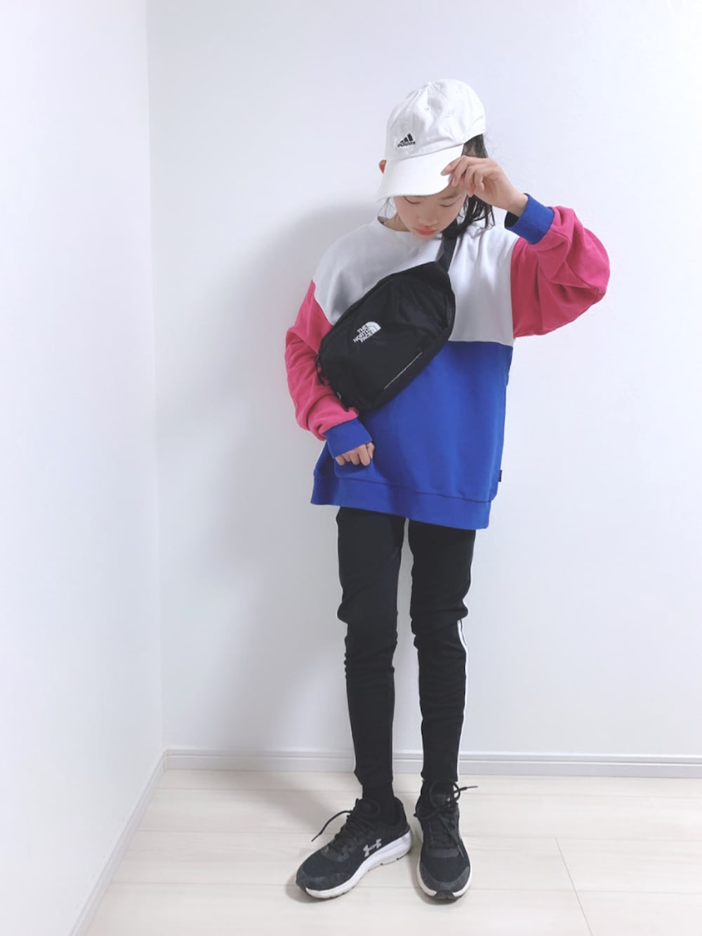 ブラック系のスニーカー、ブラック系のボディバッグ/ウエストポーチ、その他のスウェットを着用したキッズの冬コーディネートの2枚目の写真