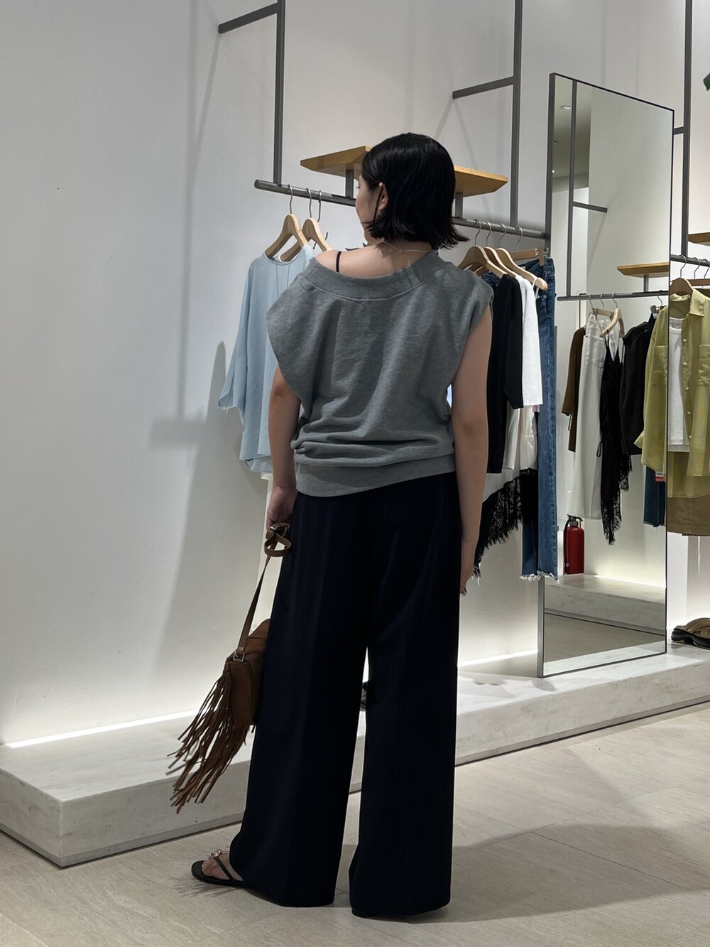 グレー系のTシャツ/カットソー、ブラック系のその他パンツ、イエロー系のショルダーバッグを着用したレディースの夏コーディネートの4枚目の写真