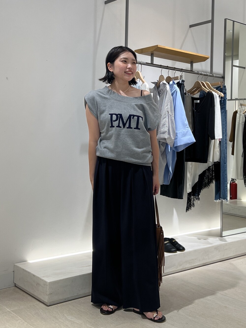 グレー系のTシャツ/カットソー、ブラック系のその他パンツ、イエロー系のショルダーバッグを着用したレディースの夏コーディネートの3枚目の写真