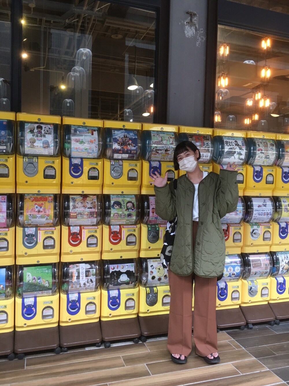 ブラック系のスラックス、ブラック系のサンダル、ブラック系のショルダーバッグを着用したレディースの秋コーディネートの2枚目の写真