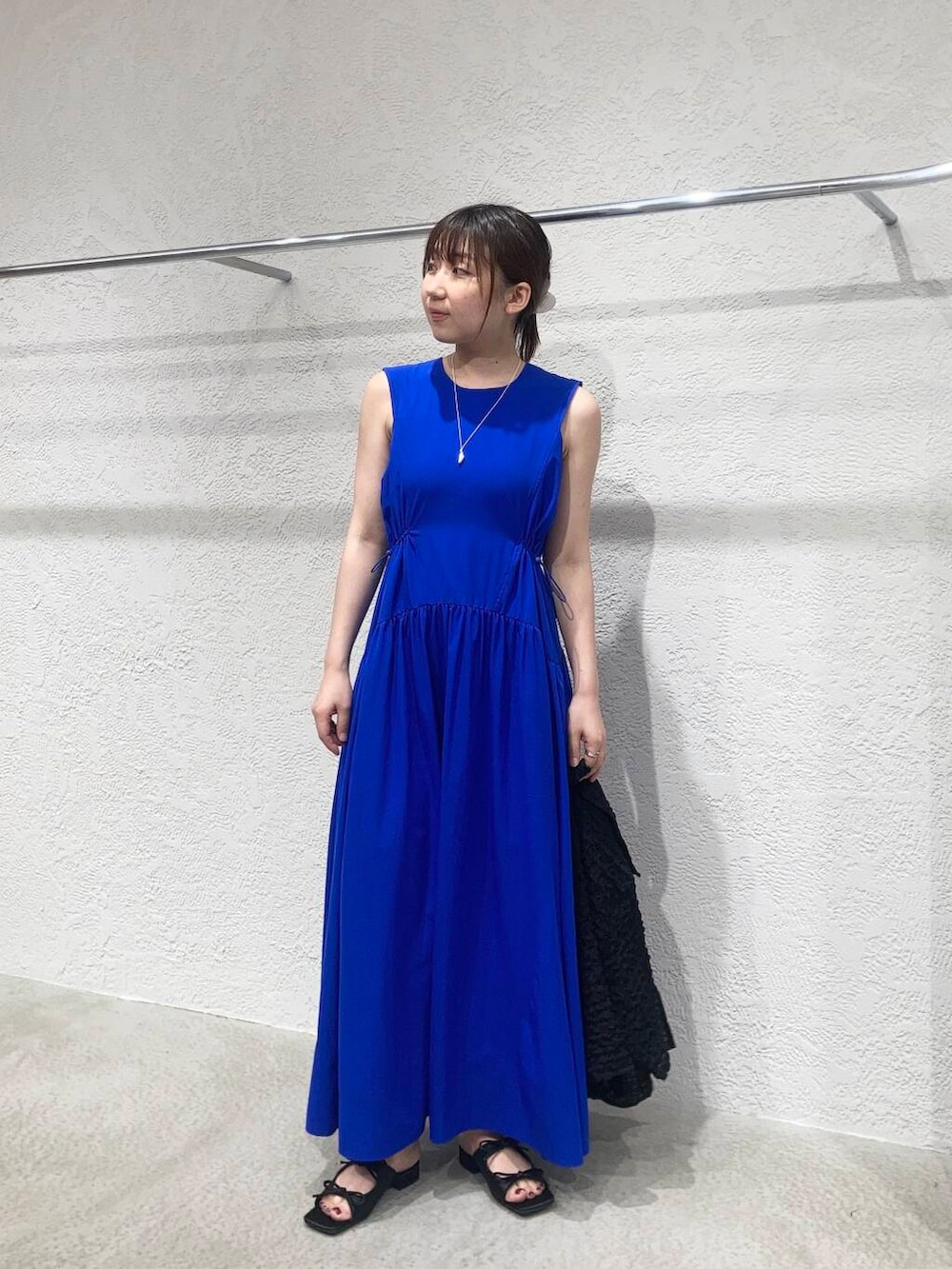 ブラック系のサンダル、ブラック系のシャツ/ブラウス、ブルー系のワンピースを着用したレディースの夏コーディネートの2枚目の写真