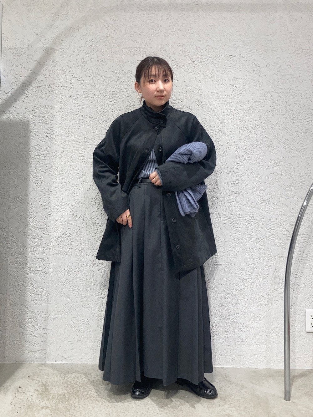 ブルー系のニット/セーター、ブラック系のその他シューズ、グレー系のワンピースを着用したレディースの秋コーディネートの5枚目の写真