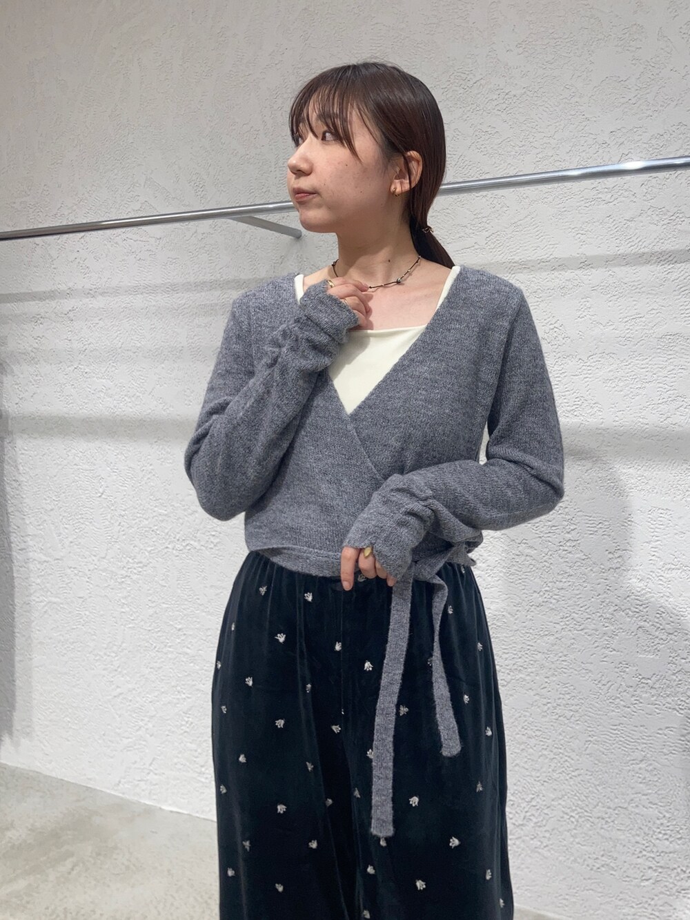 ホワイト系のタンクトップ、グリーン系のニット/セーター、グレー系のその他パンツを着用したレディースの秋コーディネートの3枚目の写真