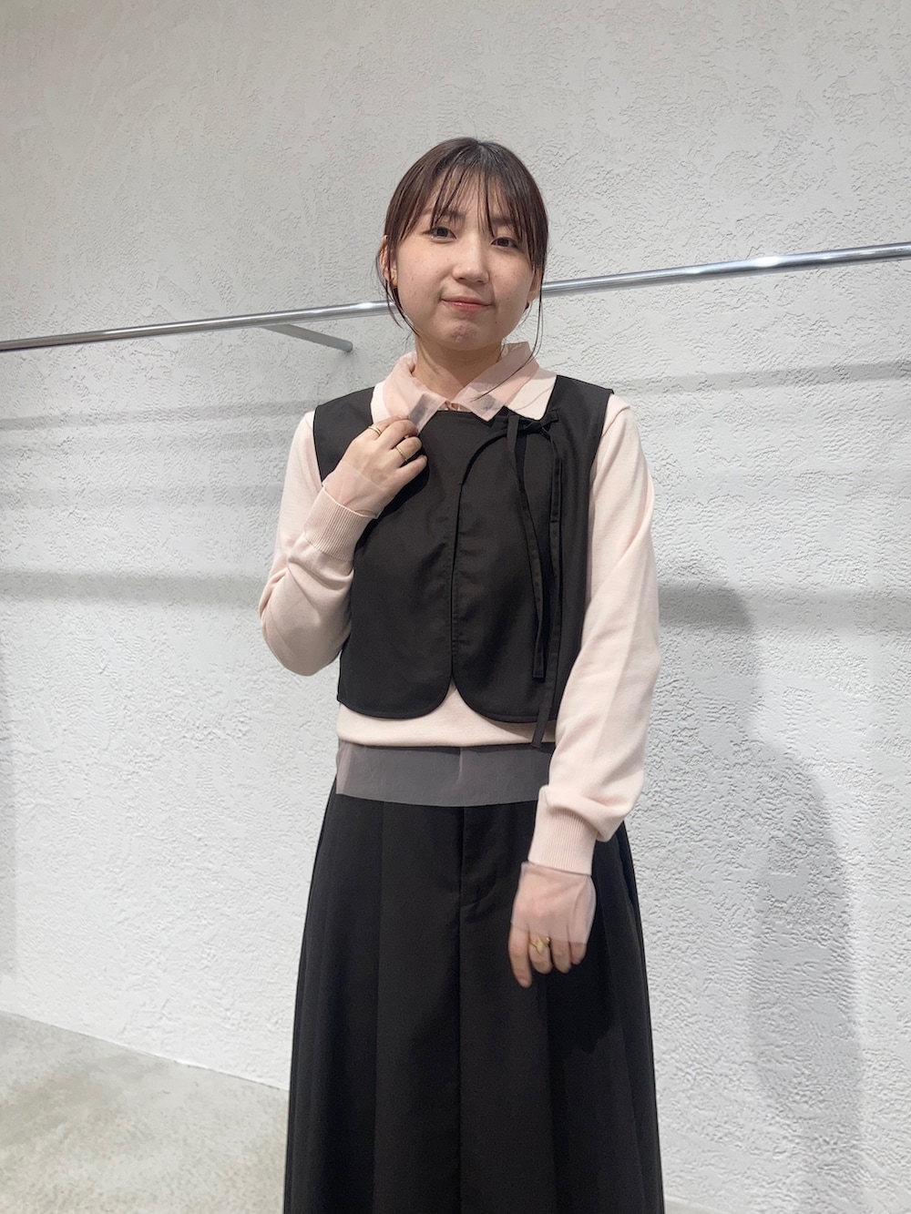 グレー系のその他シューズ、ピンク系のニット/セーター、ブラウン系のワンピースを着用したレディースの秋コーディネートの2枚目の写真