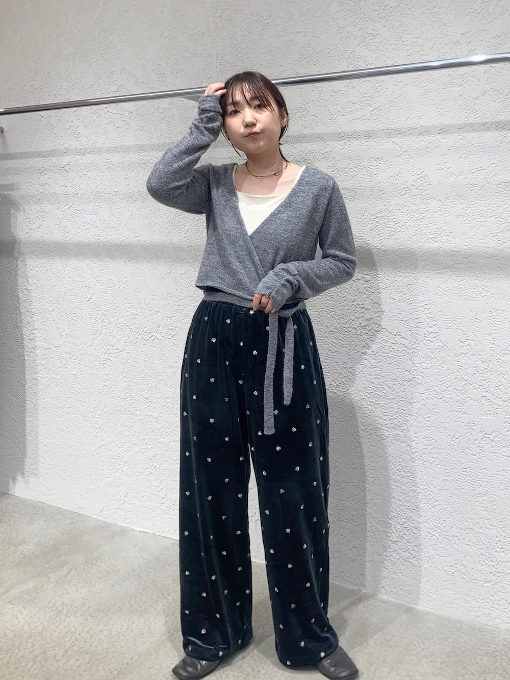 ホワイト系のタンクトップ、グリーン系のニット/セーター、グレー系のその他パンツを着用したレディースの秋コーディネートの4枚目の写真