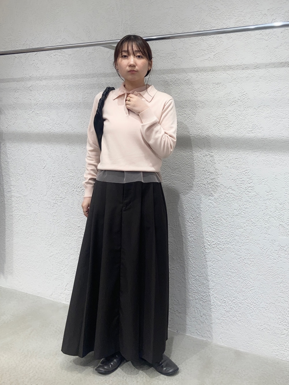 グレー系のその他シューズ、ピンク系のニット/セーター、ブラウン系のワンピースを着用したレディースの秋コーディネートの4枚目の写真