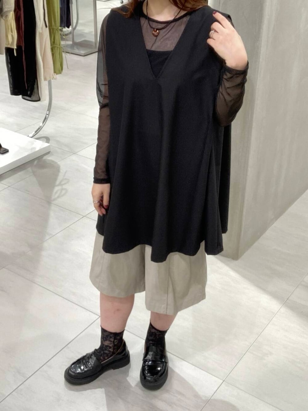 グレー系のその他パンツ、ブラック系のワンピースを着用したレディースの夏コーディネートの3枚目の写真