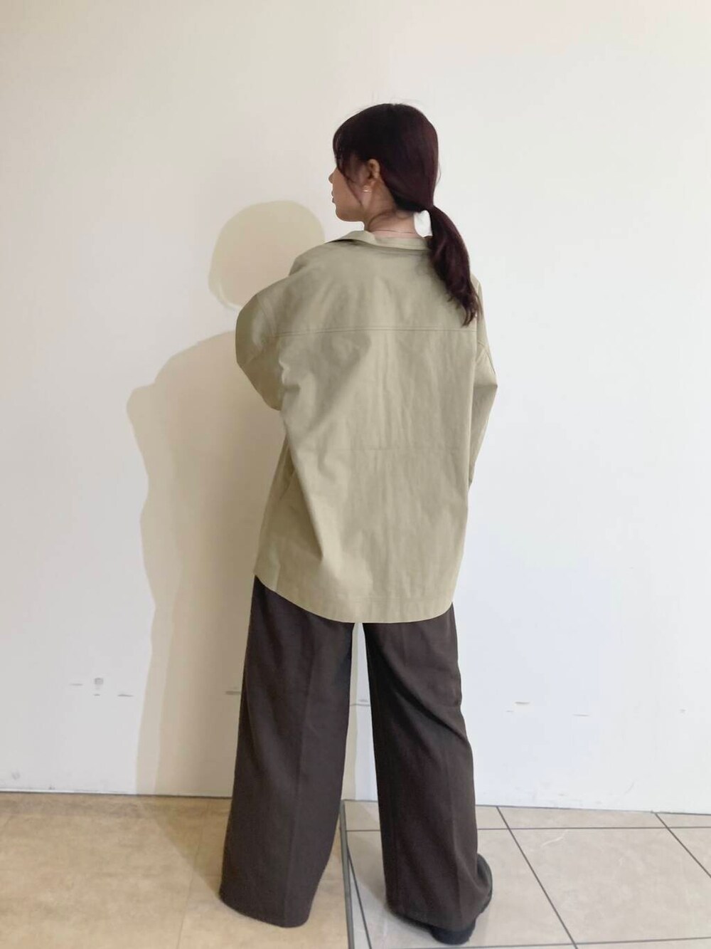 ホワイト系のTシャツ/カットソー、ブラウン系のその他パンツ、ベージュ系のシャツ/ブラウスを着用したレディースの冬コーディネートの4枚目の写真